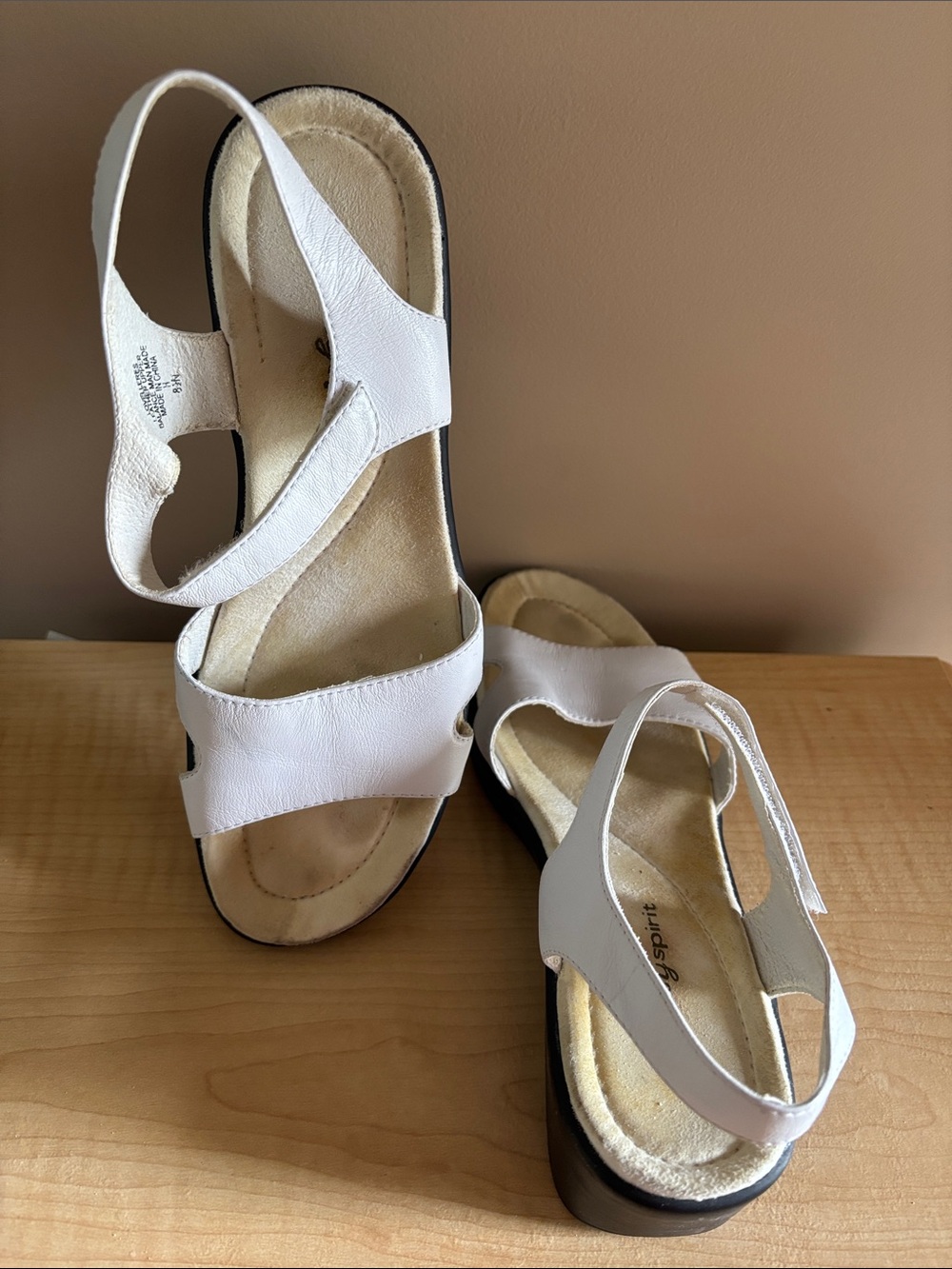Easy Spirit Lovelleres Women's White Leather Adjustable Strap Sandals